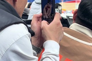 兄弟带着目的来的！别人看比赛你专盯拉拉队😂