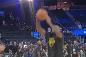 老詹赛前热身秀暴扣🔥令客场球迷兴奋欢呼！